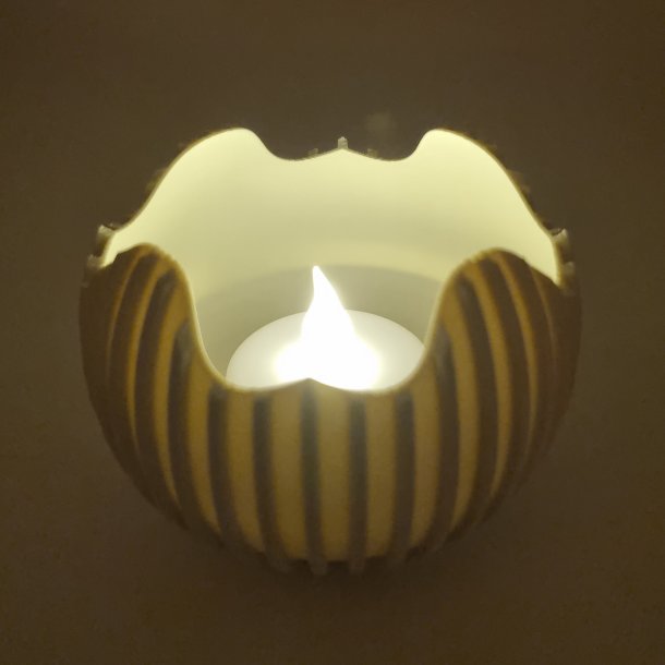 Rillet p�ske�g lysestage med LED fyrfadslys