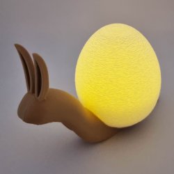 3D printet p�ske sneglekanin med oplyst �g og LED fyrfadslys p� tr�bord