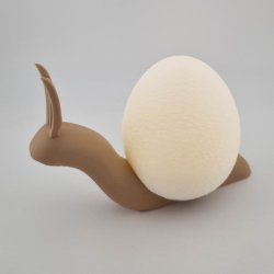 3D printet p�ske sneglekanin med oplyst �g og LED fyrfadslys p� tr�bord