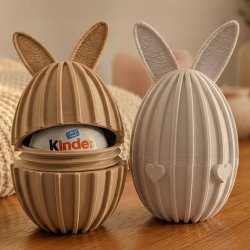 3D printede p�ske�g med kanin�rer p� tr�bord, det ene �bent med plads til chokolade