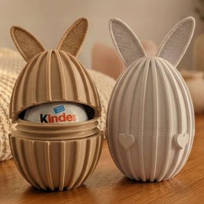 3D printede p�ske�g med kanin�rer p� tr�bord, det ene �bent med plads til chokolade