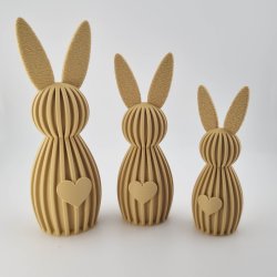 3D printede p�skeharer i tre st�rrelser med rillet design og hjerte-detalje p� hvid baggrund