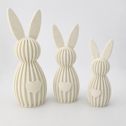 3D printede p�skeharer i tre st�rrelser med rillet design og hjerte-detalje p� hvid baggrund