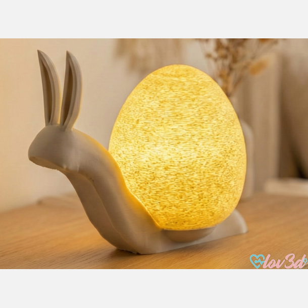 3D printet p�ske sneglekanin med oplyst �g og LED fyrfadslys p� tr�bord