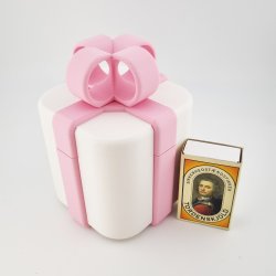 Dekorativ gave�ske med sl�jfe og st�rrelse vist ved siden af t�ndstik�ske