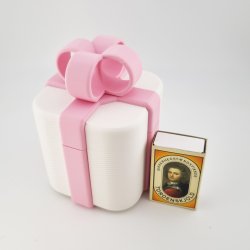 Gave�ske i hvid og lyser�d med stor sl�jfe