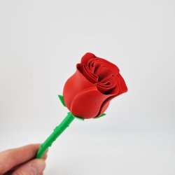 3D printet evighedsrose i r�d med gr�n stilk