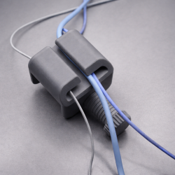 Kabelholder monteret p� skrivebord til organisering af kabler