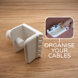 Kabelholder til flere opladningskabler monteret p� bordkant