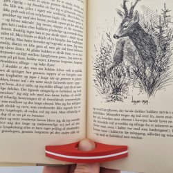 Bogsideholder i 3D print til at holde en bog �ben med tommelfingeren under l�sning