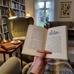 Bogsideholder i 3D print til at holde en bog �ben med tommelfingeren under l�sning