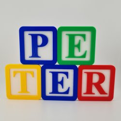 3D printede bogstavplader sammensat til navnet PETER