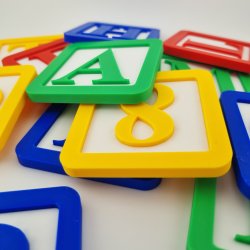 Farverige 3D printede bogstavplader i hele alfabetet A-�